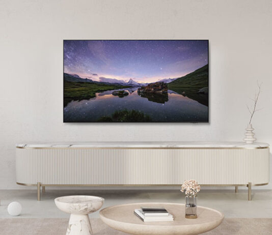 Samsung 2024er Neo QLED-TV (QN90D) hängt an der Wand im Wohnzimmer.