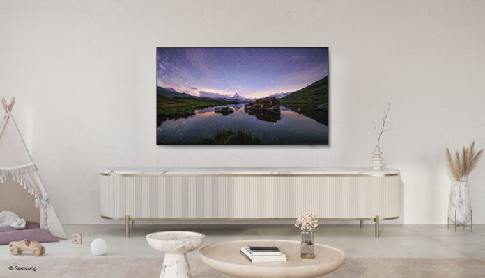 Samsung 2024er Neo QLED-TV (QN90D) hängt an der Wand im Wohnzimmer.