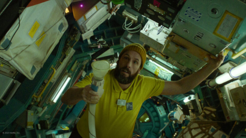 Szene aus "Spaceman" bei Netflix: Adam Sandler im Raumschiff.