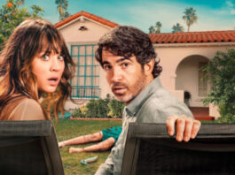 "Based on a True Story": Kaley Cuoco und Chris Messina schauen erschrocken in die Kamera, im Hintergrund sieht man eine Leiche im Garten liegen.