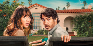 "Based on a True Story": Kaley Cuoco und Chris Messina schauen erschrocken in die Kamera, im Hintergrund sieht man eine Leiche im Garten liegen.