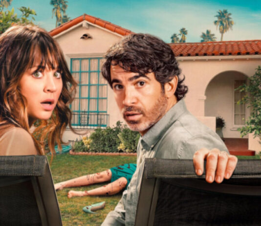"Based on a True Story": Kaley Cuoco und Chris Messina schauen erschrocken in die Kamera, im Hintergrund sieht man eine Leiche im Garten liegen.