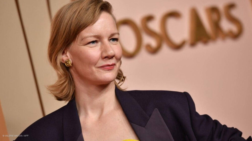 Sandra Hüller steht vor einem "Oscars"-Schriftzug