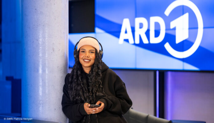 Frau mit Kopfhörern vor ARD-Logo