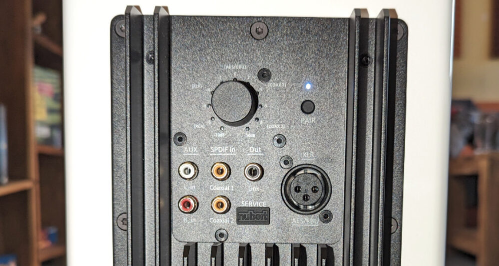 Das Anschluss-Panel auf der Rückseite bietet bis auf einen optischen Anschluss, die wichtigsten Eingänge und sogar XLR (analog und digital)
