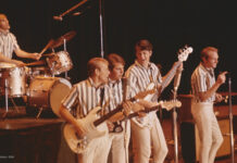 The Beach Boys musizieren auf einer Bühne.