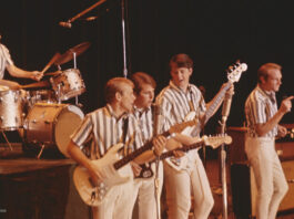 The Beach Boys musizieren auf einer Bühne.