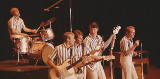 The Beach Boys musizieren auf einer Bühne.