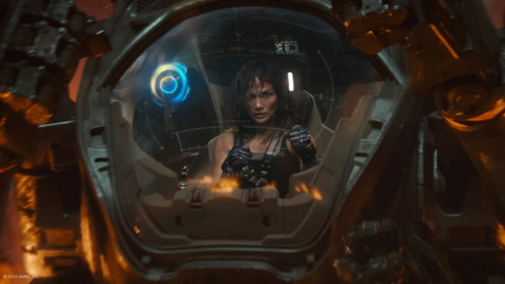Jennifer Lopez sitzt in "Atlas" in einem futuristischen Gefährt (Netflix)