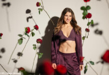 Die Bachelorette 2024 Stella Tiana Stegmann steht vor einer Wand und wird mit Rosen beworfen
