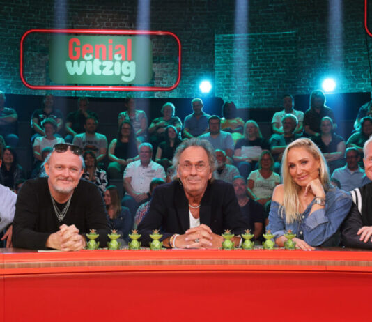 Hugo Egon Balder und vier Comedians vor Publikum bei "Genial Witzig" (RTLZwei)