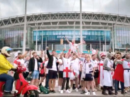 England-Fans mit Kostümen und Fahnen vor dem Wembley-Stadion (Netflix)