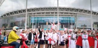 England-Fans mit Kostümen und Fahnen vor dem Wembley-Stadion (Netflix)