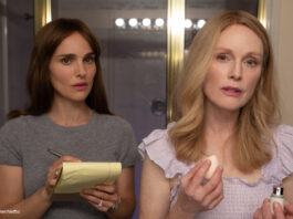 Natalie Portman und Julianne Moore vor dem Spiegel in "May December"