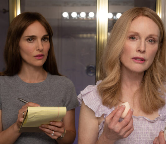 Natalie Portman und Julianne Moore vor dem Spiegel in "May December"