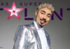 Tony Bauer vor dem "Supertalent"-Logo