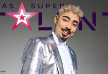 Tony Bauer vor dem "Supertalent"-Logo