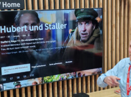 Christoph Schwab, Produktmanager GigaTV, stellt die neue Vodafone GigaTV Box auf der Anga Com vor.