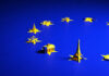 EU-Flagge, die Sterne bestehen aus europäischen Wahrzeichen wie dem Eiffelturm und dem Brandenburger Tor
