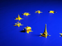 EU-Flagge, die Sterne bestehen aus europäischen Wahrzeichen wie dem Eiffelturm und dem Brandenburger Tor