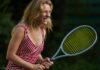 Steffi Graf (gespielt von Lena Klenke) lachend mit einem Tennisschläger