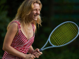 Steffi Graf (gespielt von Lena Klenke) lachend mit einem Tennisschläger