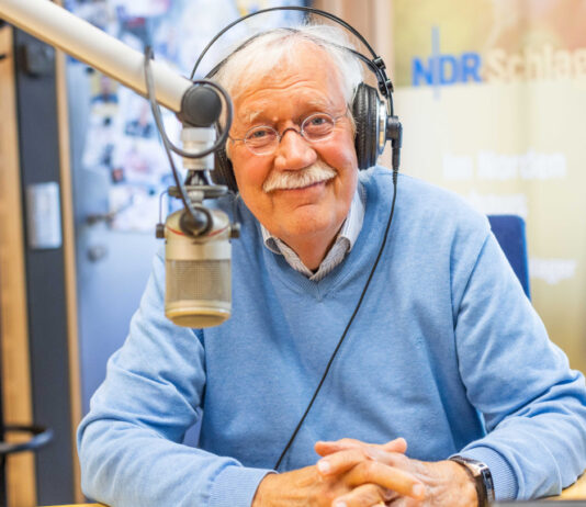 Carlo von Tiedemann am Mikrofon