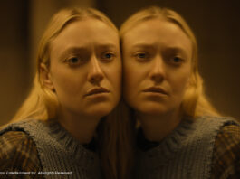 Mina und ihr Spiegelbild in "They See You"