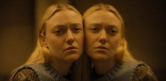 Mina und ihr Spiegelbild in "They See You"