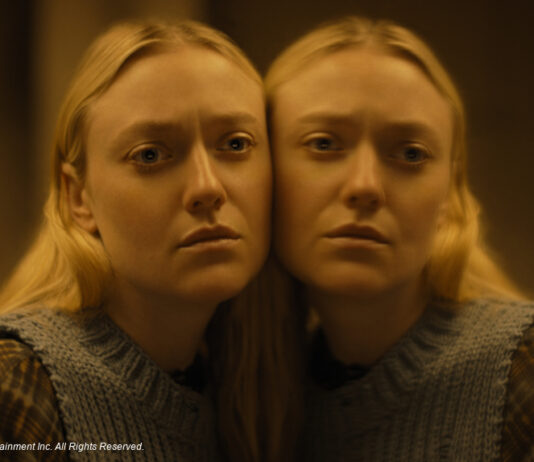 Mina und ihr Spiegelbild in "They See You"