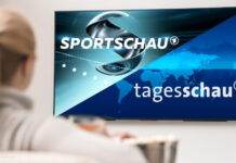 Ein Fernseher zeigt eine Kombination der Logos von Sportschau und Tagesschau.