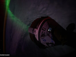Starliner-Raumkapsel von der ISS aus fotografiert, im Hintergrund wohl Aurora Borealis
