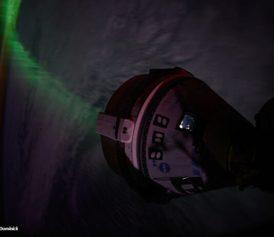 Starliner-Raumkapsel von der ISS aus fotografiert, im Hintergrund wohl Aurora Borealis