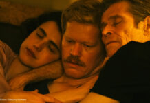 Margaret Qualley, Jesse Plemons und Willem Dafoe im Bett