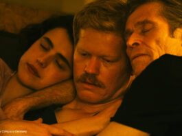 Margaret Qualley, Jesse Plemons und Willem Dafoe im Bett