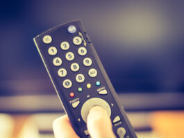 Fernbedienung vor Fernseher