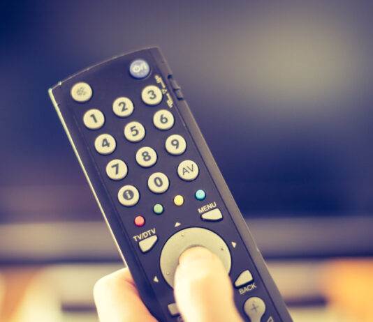 Fernbedienung vor Fernseher