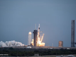 Crew Dragon auf Falcon 9 hebt ab