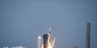 Crew Dragon auf Falcon 9 hebt ab