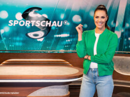 Esther Sedlaczek steht im Sportschau Studio vor dem Logo der Sendung