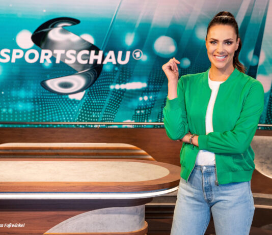 Esther Sedlaczek steht im Sportschau Studio vor dem Logo der Sendung