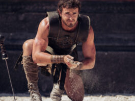 Lucius kniet im Kolosseum im Film "Gladiator 2", von dem jetzt der erste Trailer verfügbar ist