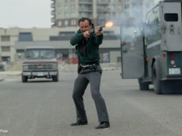 Jude Law mit einem Gewehr
