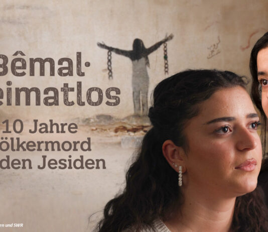 Zwei Jesidinnen vor dem Titel der Doku Bêmal - Heimatlos