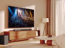 Blick in Wohnzimmer mit Fernseher und Hisense Soundbar HS5100