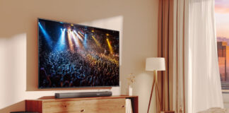 Blick in Wohnzimmer mit Fernseher und Hisense Soundbar HS5100