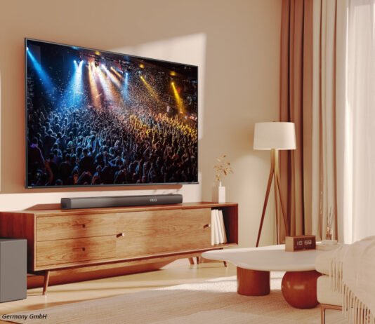 Blick in Wohnzimmer mit Fernseher und Hisense Soundbar HS5100