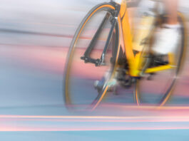 Ein Rennrad fährt vor verschwommenem Hintergrund