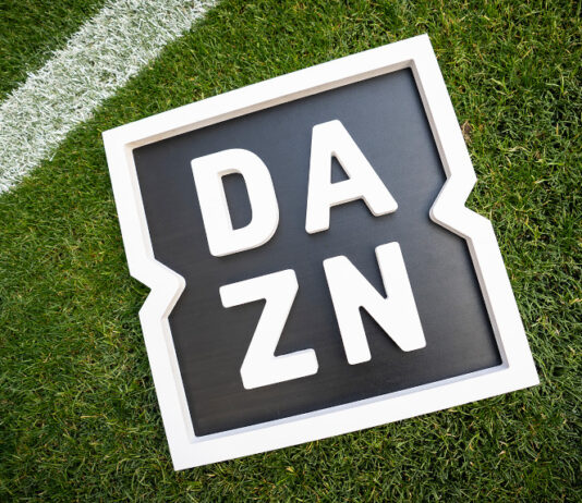 DAZN Logo Fußball-Rasen