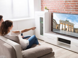Paar Fernseher Wohnzimmer